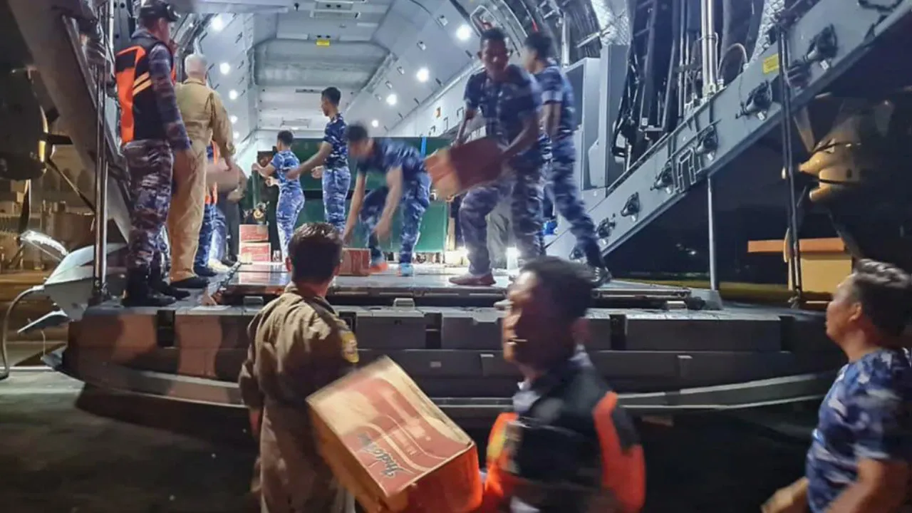 Aksi Udara Pemerintah Salurkan Bantuan Esensial ke Daerah Terisolir Sumatra